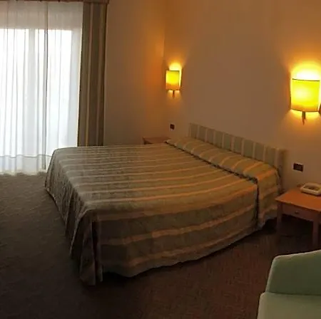 Ξενοδοχείο Savant 4*